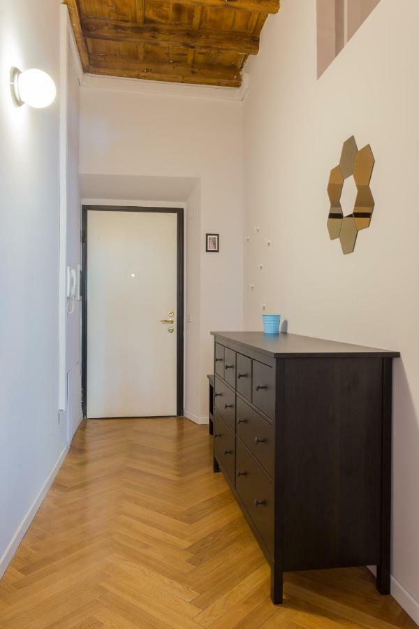 Cosy Apartment 2 Minutes From Duomo Milan Exterior photo